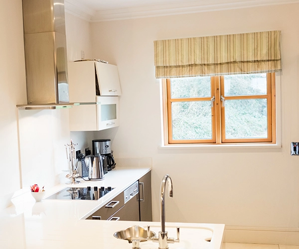 Cocina blanca con estor plegable de rayas